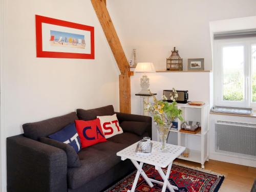 un salon avec un canapé et une table dans l'établissement Apartment Le Clos du Port 2 by Interhome, à Saint-Cast-le-Guildo
