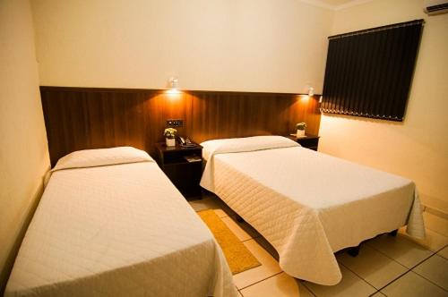 una habitación de hotel con 2 camas en una habitación en Mediterrâneo Park Hotel, en Três Lagoas