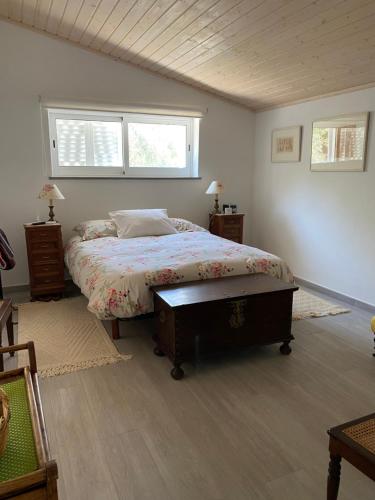 Giường trong phòng chung tại CASA DA PEDRA-QUINTA DOS CEDROS-TAVIRA