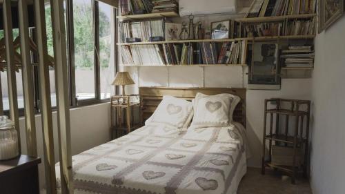 una camera con un letto con due cuscini di une petite maison entre vignes et mer a La Cadière-d'Azur