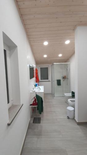 a bathroom with two sinks and a shower and a toilet at CASA DA PEDRA-QUINTA DOS CEDROS-TAVIRA in Tavira