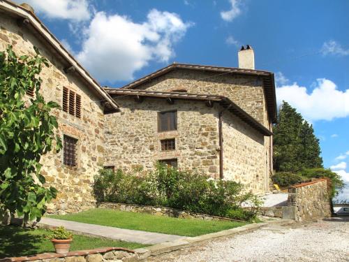 une ancienne maison en pierre avec un bâtiment en briques dans l'établissement Apartment Castiglioni-3 by Interhome, à Castiglione