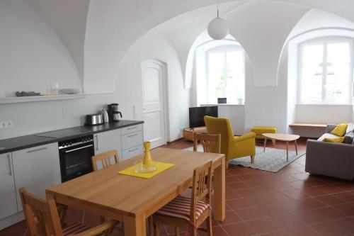 una cucina e una sala da pranzo con tavolo e sedie di 60qm Wohnung Naabtal im historischen Pfarrhaus Pielenhofen a Pielenhofen