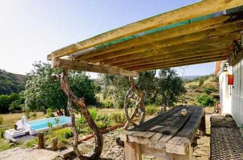 ザンブジェイラ・ド・マールにあるThe Stream House - Montes da Ronhaの木製のベンチ