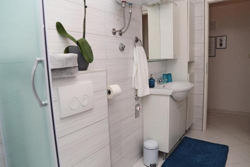 un piccolo bagno con lavandino e servizi igienici di Korcula perfect spot a Korčula
