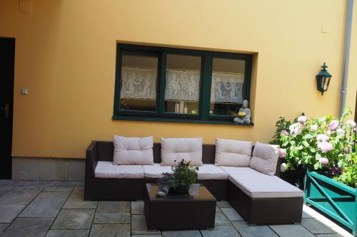 a living room with a couch and a window at Weghuberhof Ferienwohnungen in Biedermannsdorf