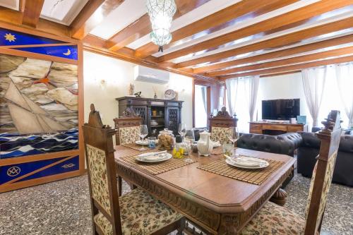 uma sala de jantar com uma mesa e uma cama em Residence Suite a Venezia em Veneza