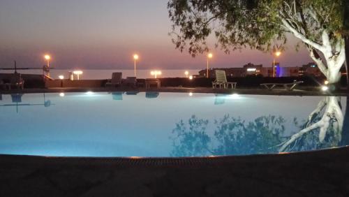 Bazén v ubytování H&O Best Apt In Paphos! nebo v jeho okolí
