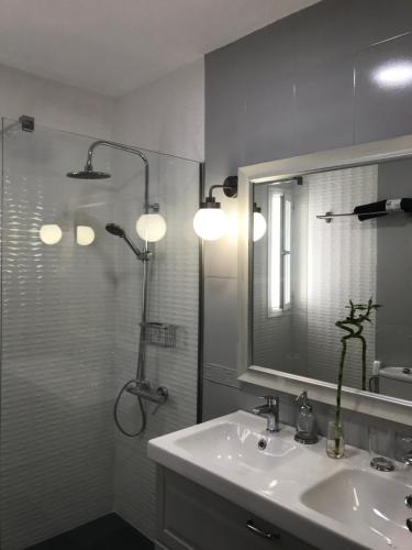 ein Badezimmer mit Waschbecken, Dusche und Spiegel in der Unterkunft Los Caños Home Águilas in Águilas