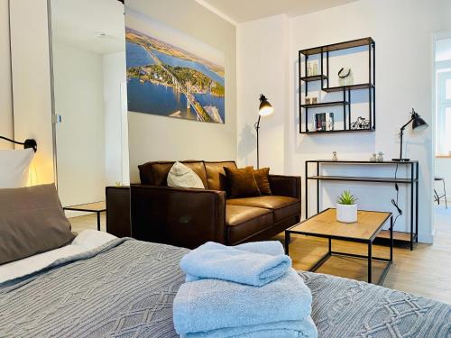 ein Wohnzimmer mit einem Bett und einem Sofa in der Unterkunft HafenCity Appartements Stralsund in Stralsund