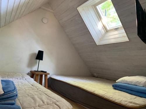En eller flere senger på et rom på Paradiset Östra Öland