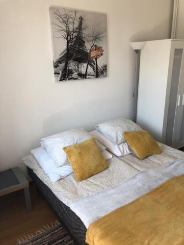a bed in a room with a picture on the wall at MAXI - Mielenko in Mielenko
