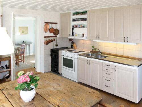 格內斯塔的住宿－Chalet Ilandet - SDM530 by Interhome，厨房配有白色橱柜、水槽和桌子