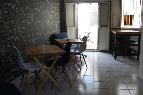 een eetkamer met tafels en stoelen en een raam bij 3D House Catania centro in Catania