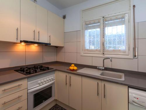 Η κουζίνα ή μικρή κουζίνα στο Holiday Home L'Escapade by Interhome