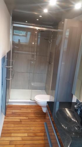 A bathroom at appartement chaleureux 6 personnes briancon