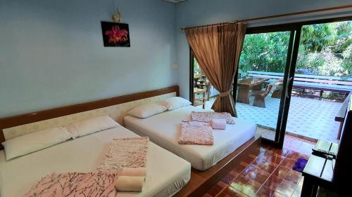 Ένα ή περισσότερα κρεβάτια σε δωμάτιο στο Warakorn Baansuan Amphawa
