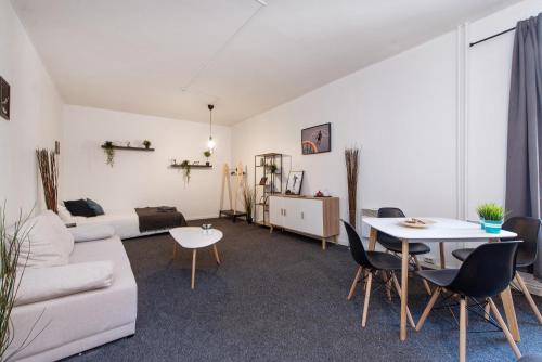 ein Wohnzimmer mit einem Sofa und einem Tisch in der Unterkunft The house Vilnius in Vilnius