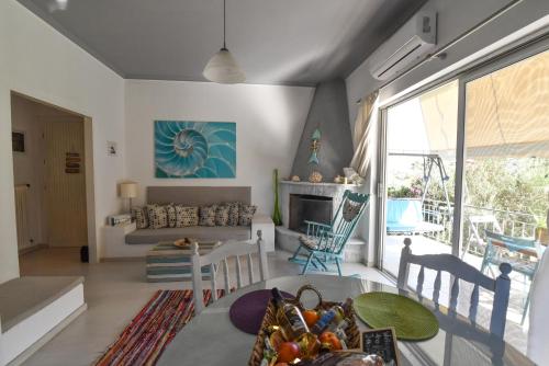 ein Wohnzimmer mit einem Sofa und einem Tisch in der Unterkunft jasmine apartments in Eretria