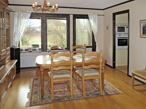 een eettafel en stoelen in een keuken bij Holiday Home Askerum - SND106 by Interhome in Loftahammar