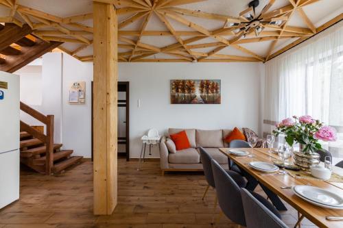 a living room with a table and a couch at GOOD DAYS Shale Resort 4 км до Буковеля in Yablunytsya