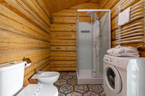 ein Badezimmer mit einem WC und einer Waschmaschine in der Unterkunft GOOD DAYS Shale Resort 4 км до Буковеля in Jablunyzja