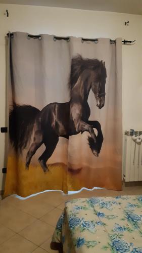 Un dipinto di un cavallo che salta su un letto di green coppito a Coppito