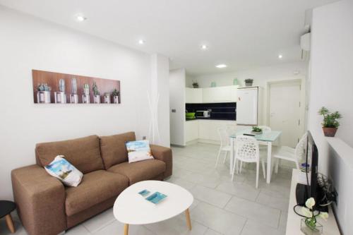 a living room with a couch and a table at Apartamento Bajo 2 Dúplex Marjal playa centro de Guardamar in Guardamar del Segura
