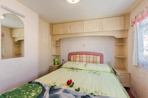 Posteľ alebo postele v izbe v ubytovaní Domki Letniskowe BURSZTYNEK