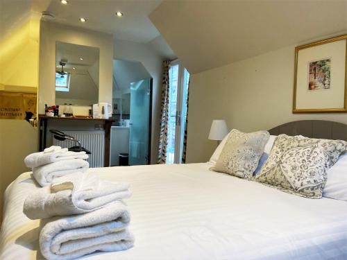 Кровать или кровати в номере The Inn at Cheltenham Parade