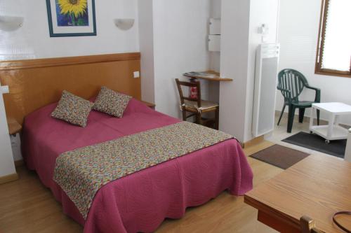 - une chambre avec un lit, une table et une chaise dans l'établissement VILLA ASTAY, Studio No. 3 - Rez de chaussée, à Aix-les-Bains