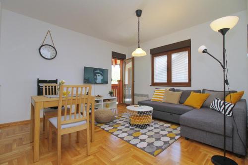 - un salon avec un canapé et une table dans l'établissement Apartman Kaja, à Zlatibor
