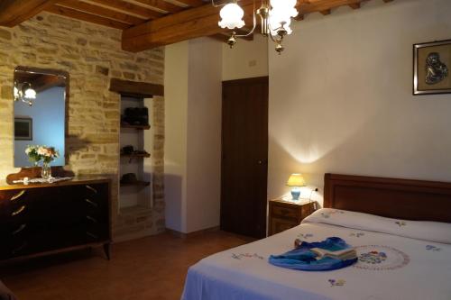- une chambre avec un lit, une commode et un miroir dans l'établissement Frigino Agriturismo, à Molino Abbadia