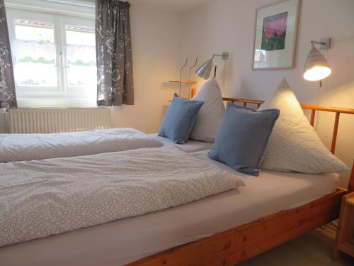 a bedroom with two beds and a window at Ferienwohnung Klosterpfad in Rhodt unter Rietburg