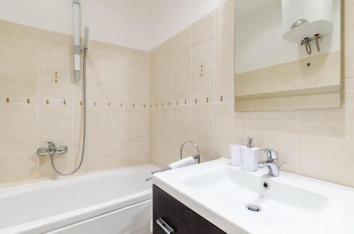 La salle de bains est pourvue d'un lavabo, d'une baignoire et d'une douche. dans l'établissement Villa Palo Alto, à Dubrovnik