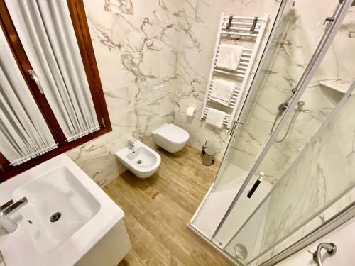 Bilik mandi di Suite House new apartments wi fi Venice island