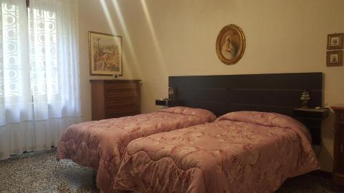 En eller flere senger på et rom på Villa Elena