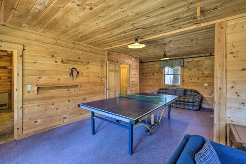 Imagen de la galería de Quiet Waterfront Cabin with Dock, Game Room, Hot Tub, en Greenwood