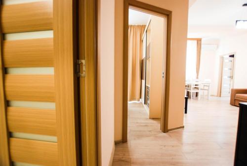 een open deur naar een hal met een woonkamer bij Solaris Apartment Mamaia-Nord in Mamaia Nord – Năvodari