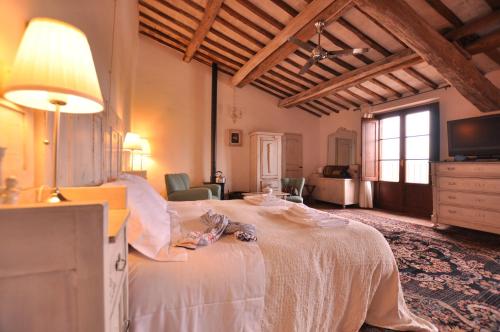 um quarto grande com uma cama grande num quarto em Le Terrazze Del Chianti em Tavarnelle in Val di Pesa