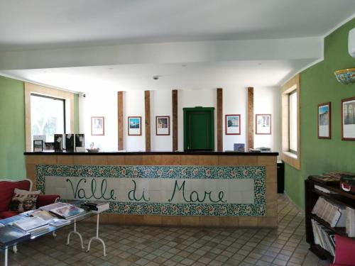 een winkel met een bord waarop staat ville de norecca bij Valle di Mare Country Resort in Fontane Bianche