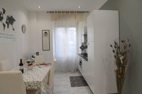 ein Esszimmer mit einem Tisch und einer Küche in der Unterkunft A casa di Rosa in Rom