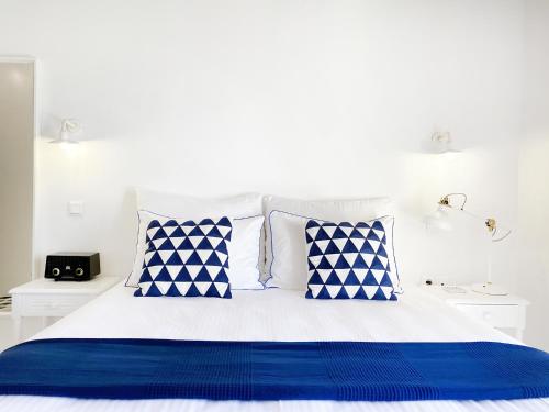 Ένα ή περισσότερα κρεβάτια σε δωμάτιο στο Loukia Studios & Suites