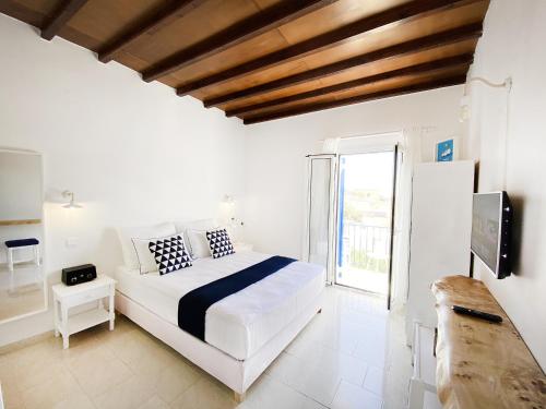 Postel nebo postele na pokoji v ubytování Loukia Studios & Suites