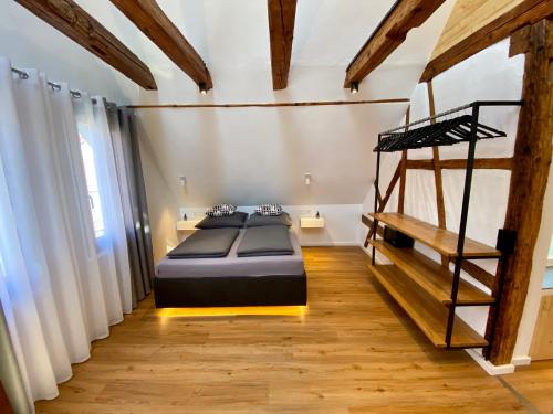 Altstadt Apartments في كيرشهايم أونتر تيك: غرفة نوم بسرير وارضية خشبية