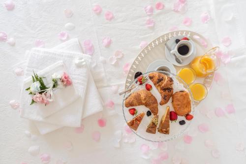 Una mesa con un plato de comida y una taza de café. en Il Sogno Di Pandora, en Castellana Grotte