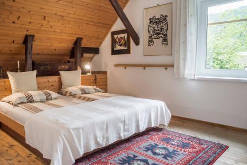 Tempat tidur dalam kamar di Charming blacksmith`s house @ Lake Bohinj