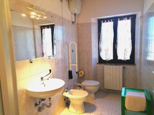 La salle de bains est pourvue d'un lavabo et de toilettes. dans l'établissement Agriturismo Boschetto di Montiano, à Montiano
