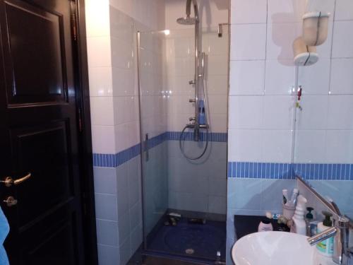 a bathroom with a shower and a sink at Brezza di mare appartamento in Villa con giardino e spiaggia ,casa vacanze al mare in Quartu SantʼElena
