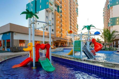 une piscine avec un parc aquatique et une aire de jeux dans l'établissement Olímpia Park Resort Hotel, à Olímpia
